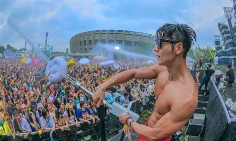   El Water Bomb Festival: Una Explosión de Agua y K-Pop que Remodelo la Industria Musical Coreana