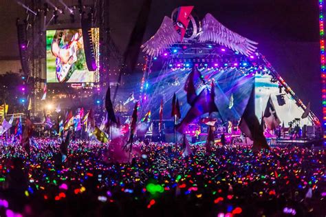  El Festival de Glastonbury 2016: Un Concierto Legendario Marcado por la Lluvia Torrencial y el Espíritu Inquebrantable